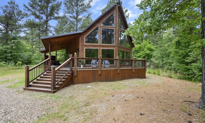 Broken Bow Cabin | Great Views, High Speed Internet, Hot Tub, Fireplace, Balcony, Sauna, Loft!