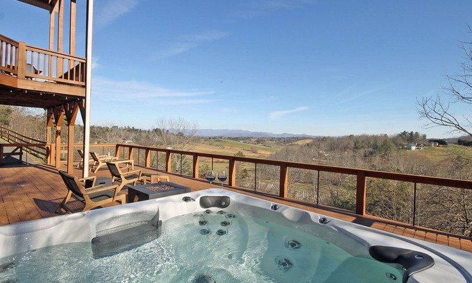 Leicester House | Great Views, Hot Tub, Biltmore Pass and more