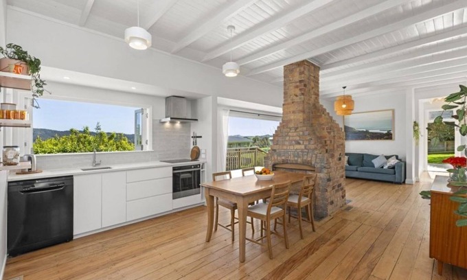 Raglan House | Great views of Raglan bar, harbour and Raglan town, central location.