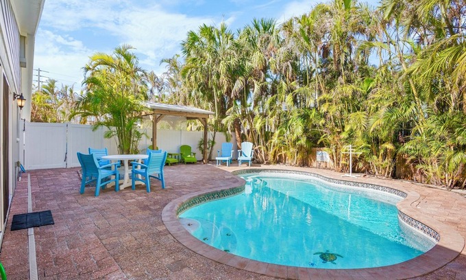 Holmes Beach House | Great Villa! Just updated, private pool and 1 block to the beach!