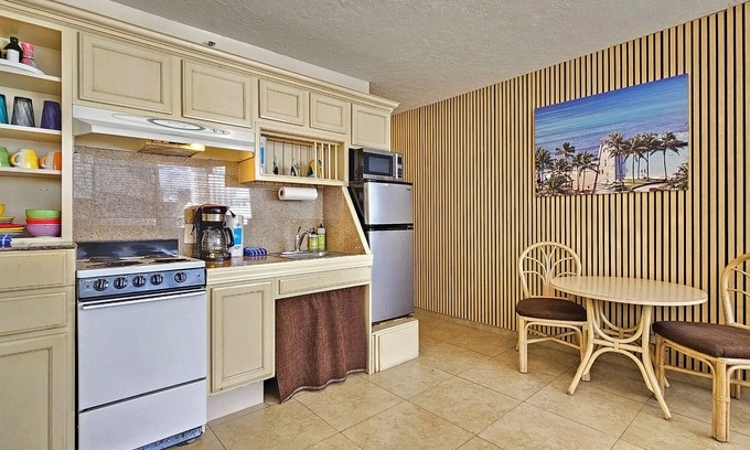 Waikiki Apartment | Great Waikiki Studio, Just Steps to Waikiki Beach, Zoo WAIKIKI GRAND HOTEL® 801