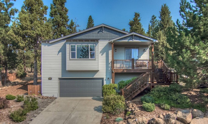 Bend House | Great West Side Location! Hot Tub, Huge Living Area, 2 bdrm + Murphy Bed, EV Chg