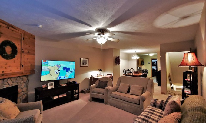 Snowshoe House | ❤️Great WiFi. Beautiful Home for a Ski Getaway. 15% off of ski rentals