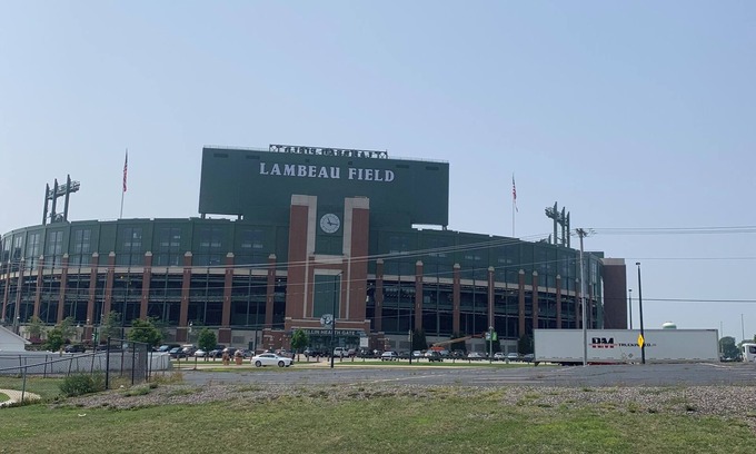 Green Bay House | Green Bay Retreat Steps Away from Lambeau