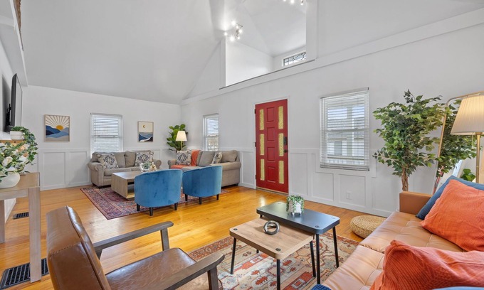 Covington House | Green Destiny! 7min to DT Cincy, Pool & Hot tub