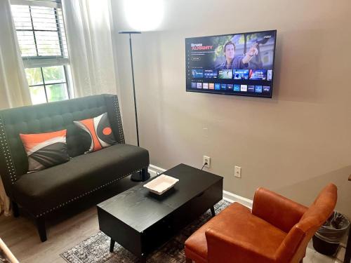 West End Apartment | Green Door Retreat Near Downtown