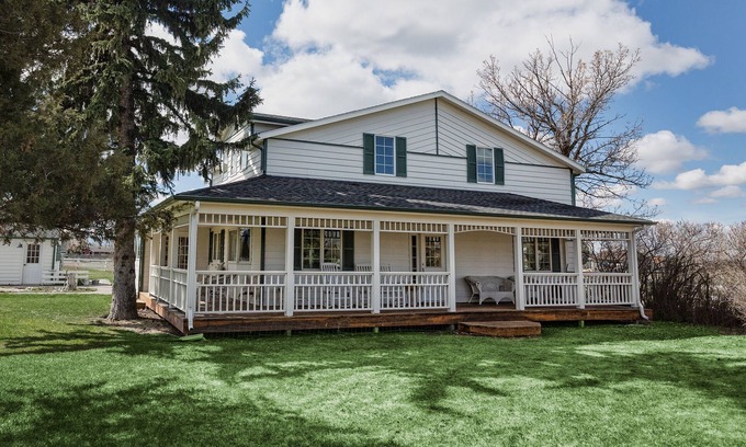 Bozeman House | Green Gables - Country Farmhouse - 7 Minutes to Bozeman