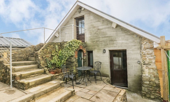 Carmarthen Cottage | GREEN GROVE BARN, pet friendly, with a garden in Carmarthen