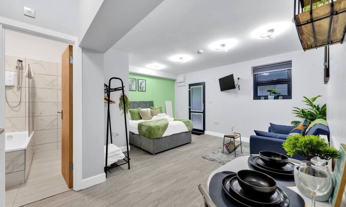Seven Sisters Apartment | Green Haven Sleeps Two