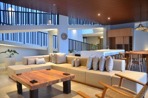 Bandung Villa | Green Hill Mountain City View Villa 8 bedrooms with a private heated swimming pool and a movie room