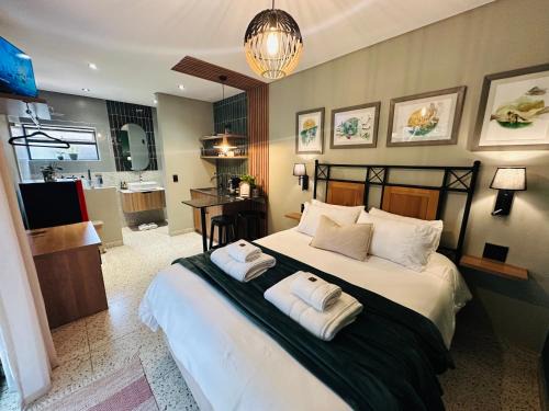 Potchefstroom House | Green Ivy Luxury Room with Private Garden