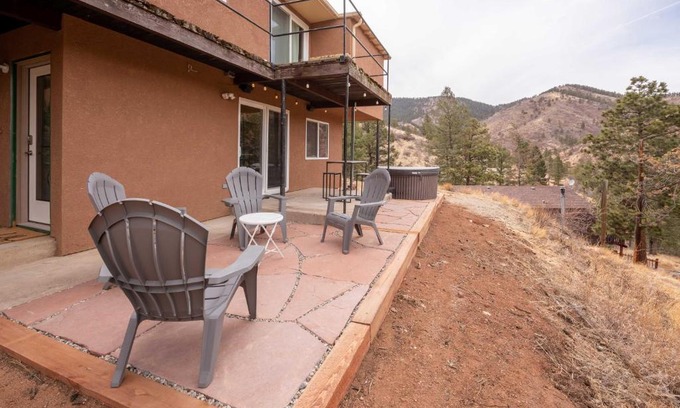 Green Mountain Falls Apartment | Green Mountain Falls Apt with Mountain View, Hot Tub