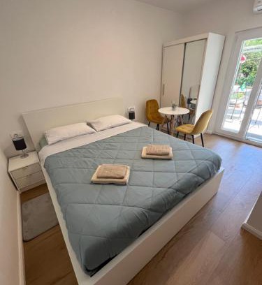 Diklo Apartment | Green oasis for Two, 30 meters from sea