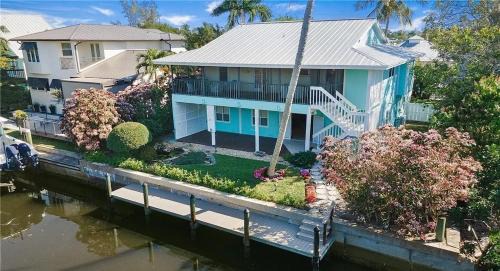 East Naples House | Green Turtle Boathouse HOT TUB view of the canal