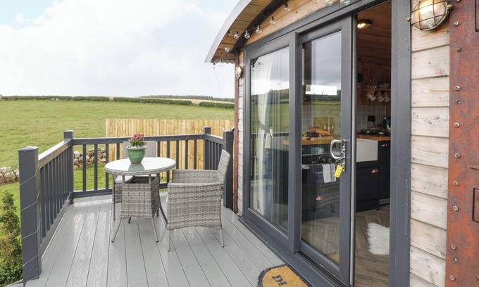 Kirkmichael Cottage | GREENACRES CARRIAGE, romantic, with pool in Maybole