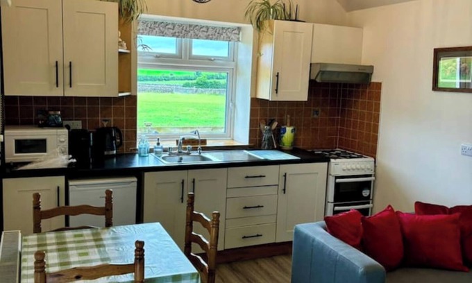 Inishmacatreer Cottage | Greenacres Mews A charming,quaint Cottage