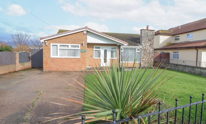 Towyn Cottage | GREENACRES, pet friendly, character holiday cottage in Towyn
