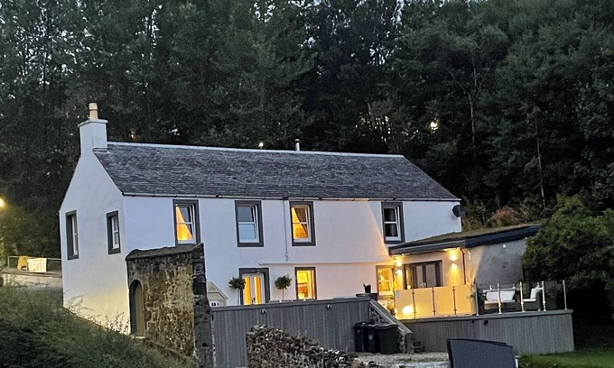 Tobermory House | Greenbank - stunning bay view property with hot tub and sauna!