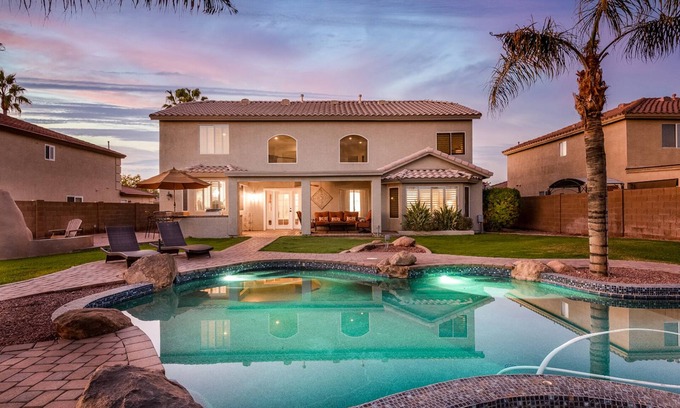 Greenfield Lakes House | Greenfield l Heated Pool l On Golf Course