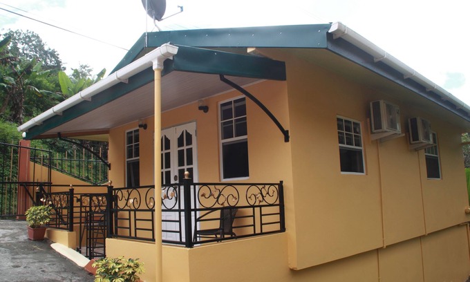 Les Coteaux House | Greenhaven Cottage B&B