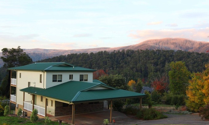 Marysville House | GREENLANDS GUEST HOUSE - Large two story house