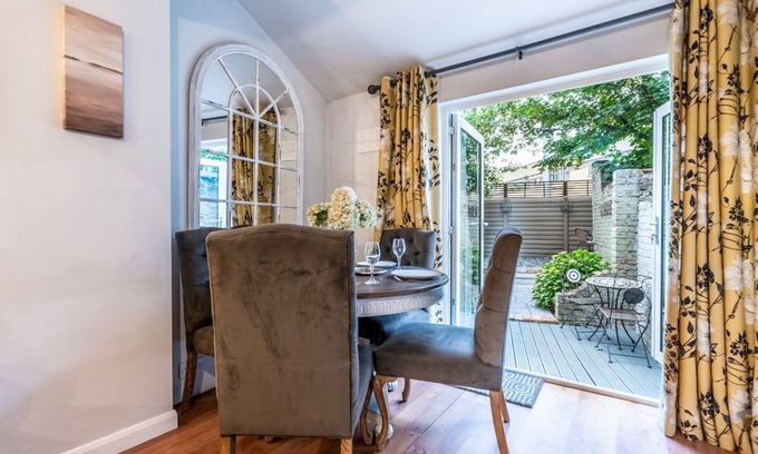 Greenwich West House | Greenwich High Rd · Beautiful 3bed Town House In Greenwich + Garden | Pass The Keys