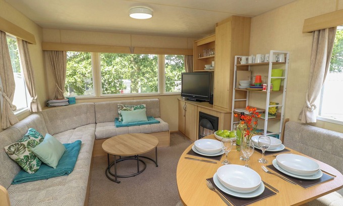 Cowes Cottage | GREENWOOD, family friendly, with pool in Cowes