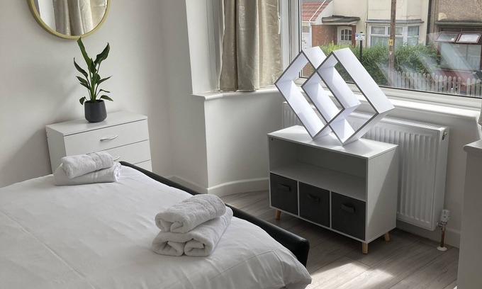 Custom House House | Gresham Home - Best Location and Easy Access to Excel Centre London