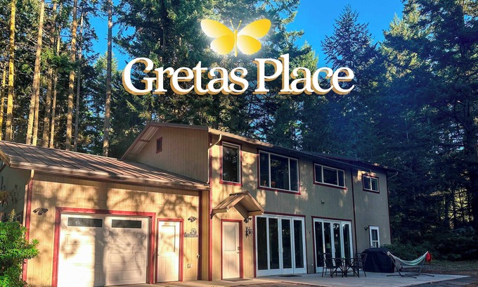 Adelma Beach House | Gretas Place Secluded Woodsy Retreat with Water View