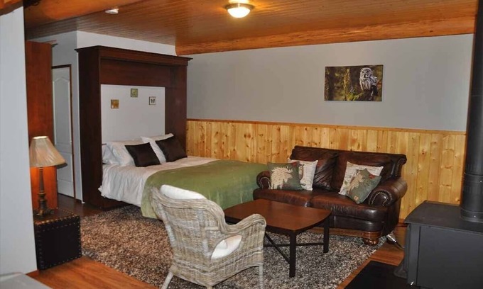 Golden Cabin | Grey Owl Lodge. Cozy log cabin with spectacular views and hot tub!
