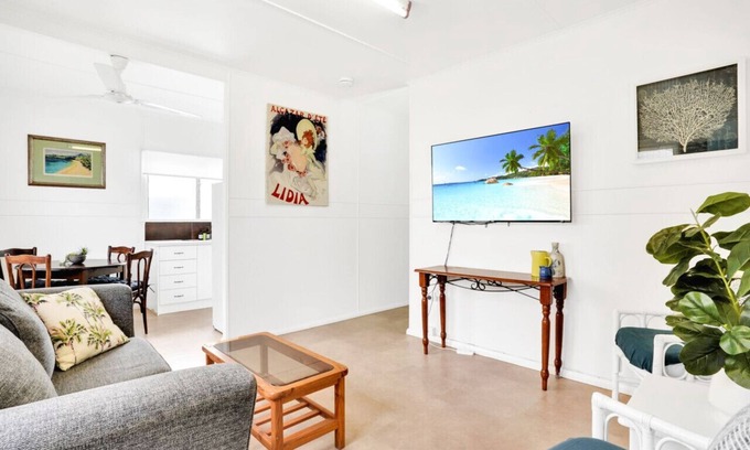 Cairns North Apartment | Grey Whale Anchor Inn- Affordable & Cosy Stay Near the Great Barrier Reef – Perfect for Explorers!