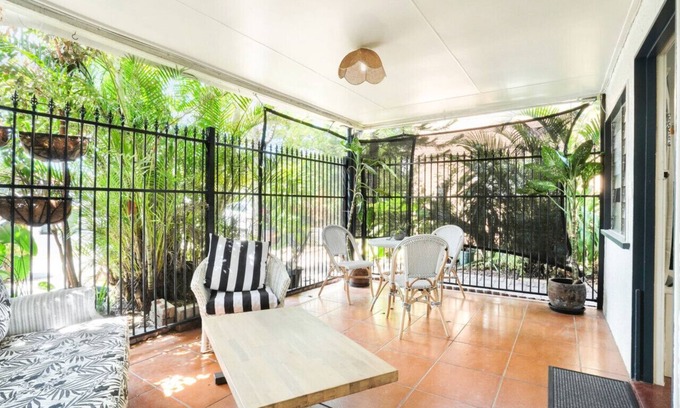 Cairns North Apartment | Grey Whale Anchor Inn U5- Discover Cairns: Comfort on a Budget!