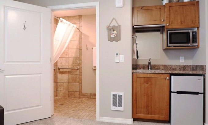 Heyburn House | Greystone Crossing Suite #12
