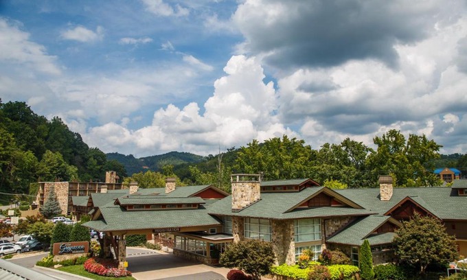 Gatlinburg Hotel | Greystone Lodge on the River