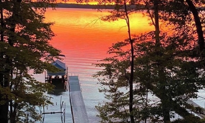 Northwoods Beach Cabin | Grindstone Lake-Hayward 4-bedroom lakefront cabin. Wi-Fi, AC and superb fishing!