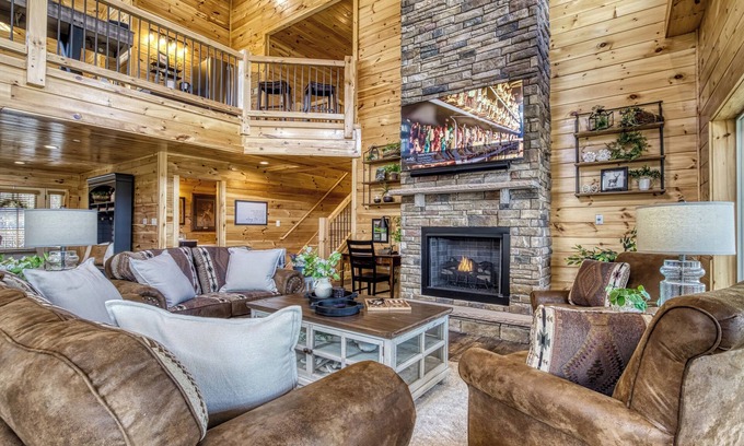 Gatlinburg - Pigeon Forge Cabin | Gritz Carlton Lodge: Indoor Private Pools, Theater Rooms, Unbelievable Views