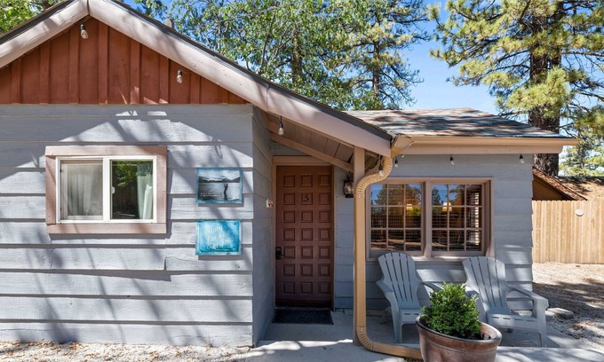 The Village Cottage | Grizzly Bear Studio Pet Friendly Walk to Village, Lake and Forest