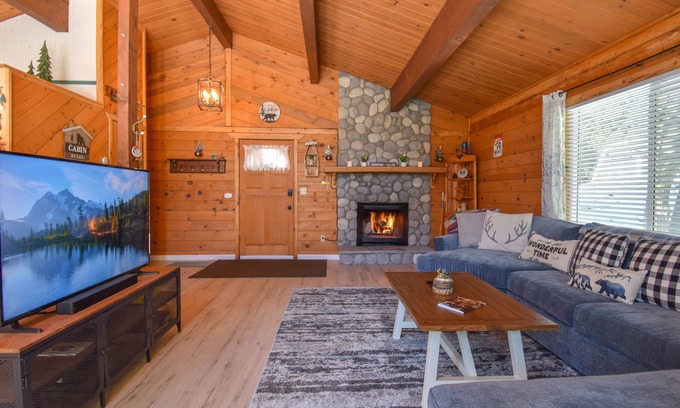 Green Valley Lake Cabin | Grizzly Cabin - Sledding, fire pit, BBQ, dog friendly!