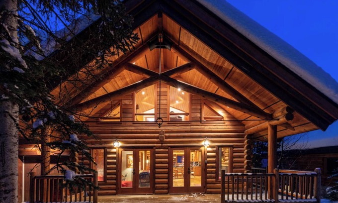 Golden Ski Chalet | GrizzPaw Lodge 5 Bedroom Sleeps 14 People, Kicking Horse Mountain Resort