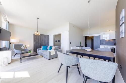 Ostseebad Wustrow Apartment | Große Welle - Moderne 2,5-Zimmer Ferienwohnung mit Südbalkon und Boddenblick
