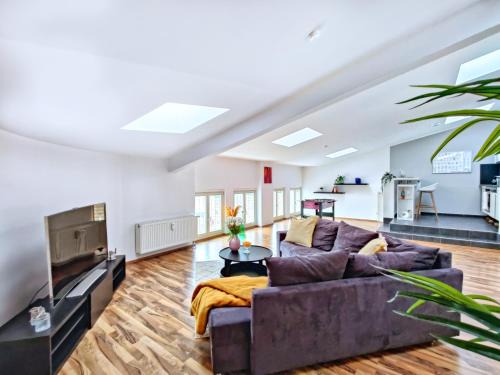 Magdeburg Apartment | Großes modernes Loft mit Tischkicker und Billiard in Uni und Klinik Nähe