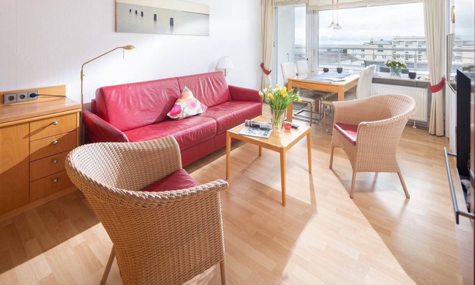 Norderney Apartment | Großzügig Geschnittenen Balkon mit Schönem Holzbelag, mit 4 Bequemen Terrassenst