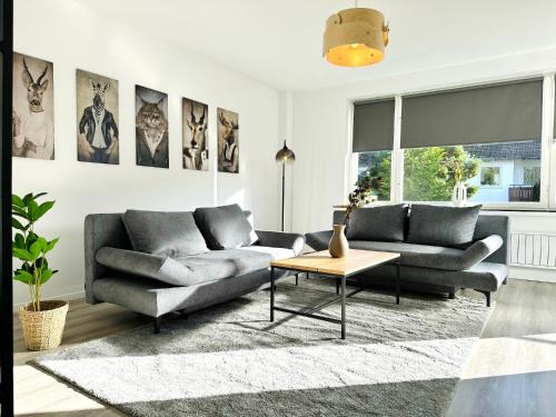 Wolfsburg Apartment | Großzügige Wohnung - 6 Personen-3 Schlafzimmer- Parkplatz- Waschmaschine-2 Balkone