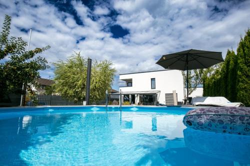 Alfter Villa | Großzügiges Haus mit Pool am Stadtrand Bonn