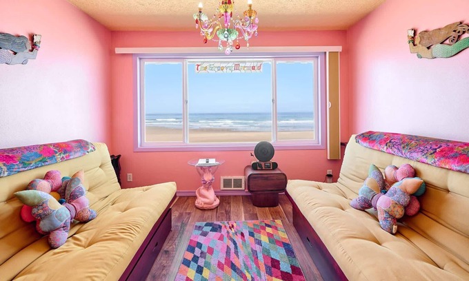 Lincoln City Condo | Groovy Oceanfront Suite - Top Floor - Pool and Sauna - Sleeps 4!