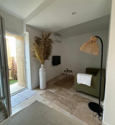 Pierrefeu-du-Var Apartment | Grotte love