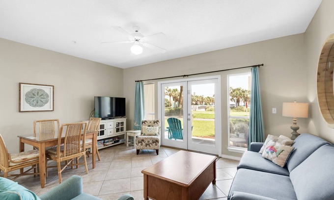Crystal Beach Condo | ☀Ground Floor~Across From Beach~Community Pool~ Hot Tub~The Perfect Place🌴
