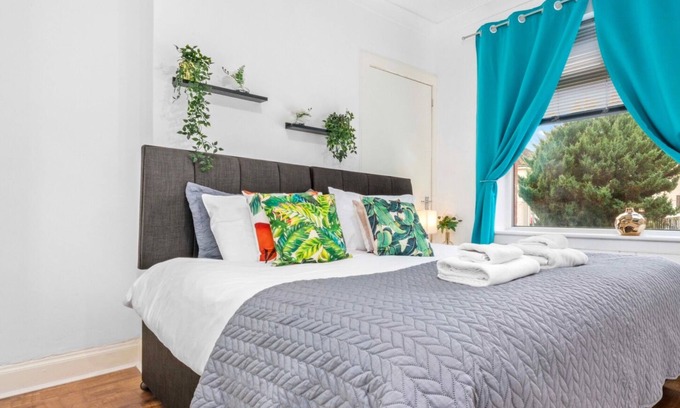 Airdrie Apartment | Ground floor apartment perfect for local contractors