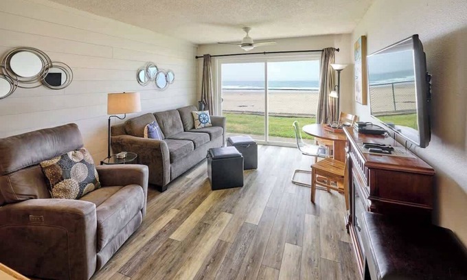 Lincoln City Condo | Ground Floor Beachfront Condo Suite - Sleeps 4 - Pool and Sauna!