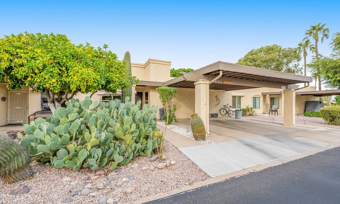 Fountain of the Sun Condo | Ground-floor condo with fairway views, pool, hot tub, covered patio, & grill